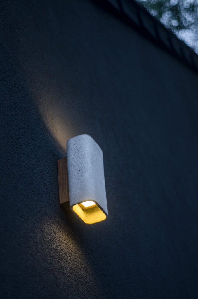 Beton-Wandleuchte Con Teak IP65 - DSLampen.at - Lampen und Leuchten Online